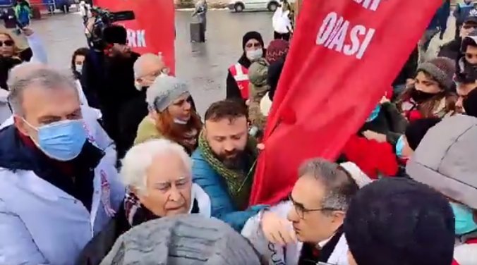 Sağlıkçılar hakları için grev yaptı. 